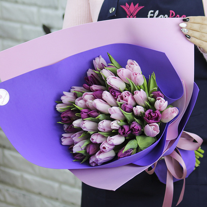 51 розовый и фиолетовый тюльпан в упаковке