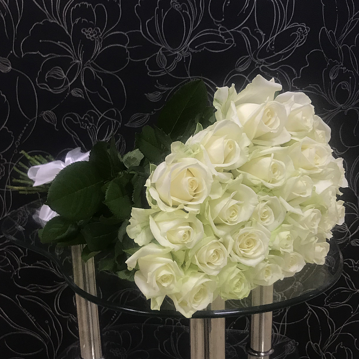 25 белых роз Аваланч 