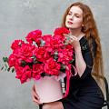 19 малиновых эквадорских роз в шляпной коробке - фото 3