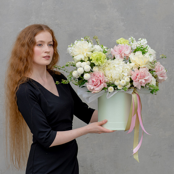 Ранункулюсы, гортензия, розы, гвоздики, маттиола и хризантемы в коробке "Дыхание чувств" - фото 6